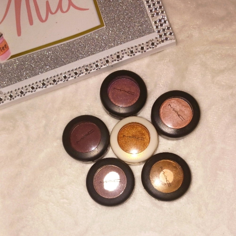 MAC MAKEUP EYESHADOW